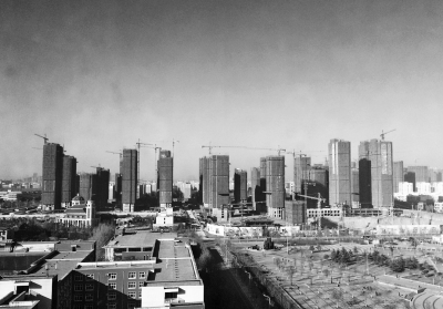 在鄭州市同一地點(diǎn)拍攝的照片，下為1月1日晴朗天氣，上為1月5日霧霾天氣。（拼接圖片）