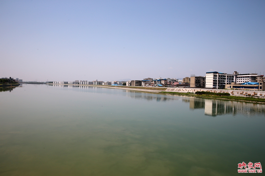 美麗的涪江如玉帶般穿城而過