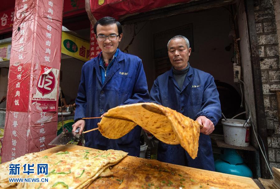 （晚報(bào)）（2）創(chuàng)業(yè)賣(mài)燒餅的大學(xué)生