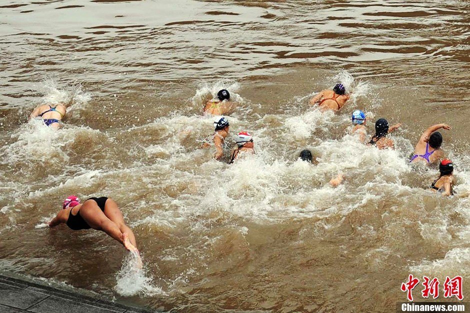 圖為參加搶渡賽的女選手們劈波斬浪。中新社發(fā) 張暢 攝