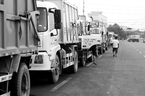 垃圾車排隊(duì)等著卸垃圾，有司機(jī)已等了四五個(gè)小時(shí)