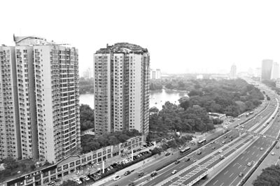 昨日，人濟(jì)山莊小區(qū)，與其他樓相比，B棟樓頂層天臺(tái)上違規(guī)建造了一棟兩層小樓，假山大樹俱全。新京報(bào)記者