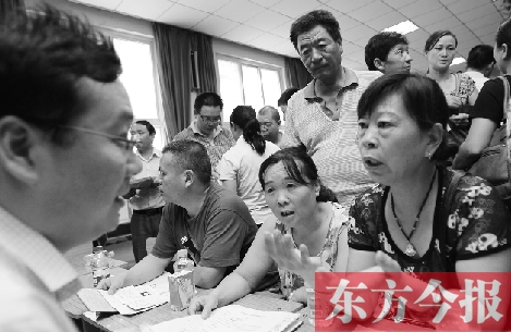 帶著孩子小升初的諸多疑問，眾多家長（右）向教育部門咨詢