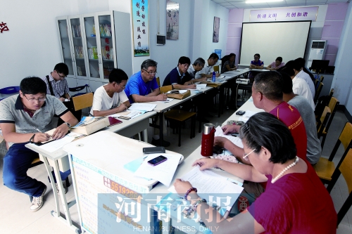 消費(fèi)者代表和旁聽(tīng)人員走進(jìn)社區(qū)，聽(tīng)取市民關(guān)于鄭州地鐵的意見(jiàn)和建議