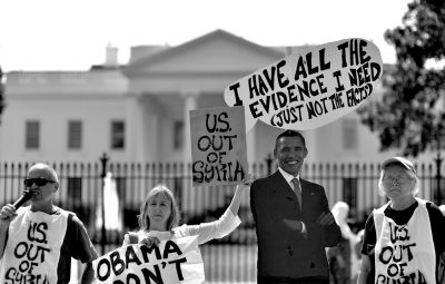 2日，反戰(zhàn)人士在白宮前高舉標語，抗議美國可能對敘動武。