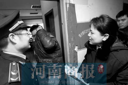 城管巡回法庭法官，到因違反城市管理的受罰當(dāng)事單位送傳票