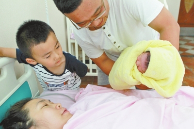 一家四口其樂融融，但二孩證卻讓男主人操心。