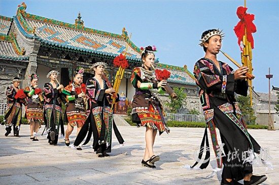 山東臺兒莊古城內(nèi)，來自外地的演員表演蘆笙舞 王建華 攝