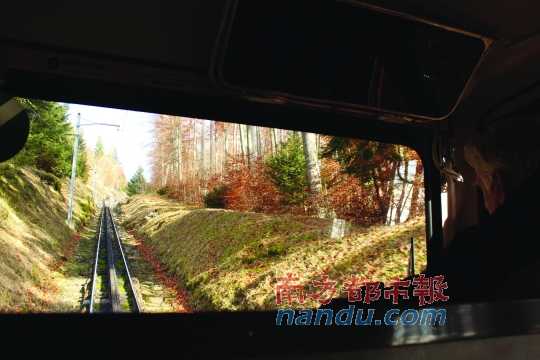 小火車一路向上，沖破云層，豁然開朗，乘客們的歡呼聲適時響起，一切漸入佳境。