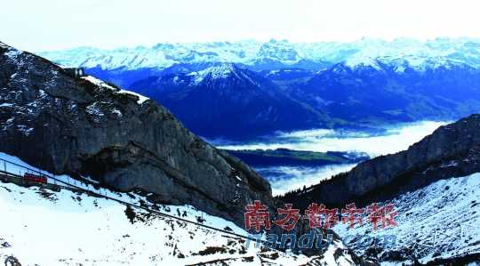  齒軌火車在皮拉圖斯山上穿行，如同紅色的龍在山中游弋。