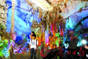 五光十色的封開龍山溶洞步移景換,令人贊嘆。