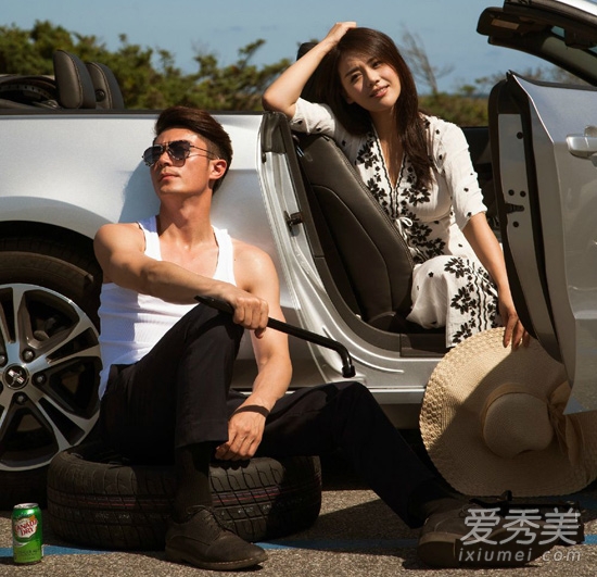 白色連衣裙配黑色花紋，個(gè)性優(yōu)雅