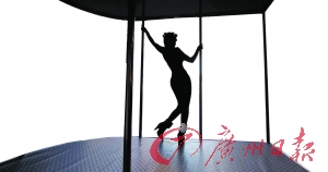 淋病是人類特有的疾病之一，性接觸是主要傳染形式。圖為美國一名性工作者在跳鋼管舞。