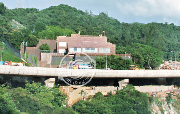 據(jù)悉，“皇宮”有3層高、分前后兩座大宅。前座兩層是邢家的游樂場(chǎng)，地下一層分別設(shè)有室外及室內(nèi)泳池，