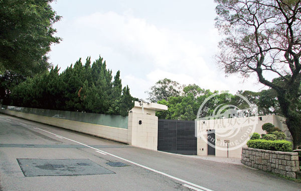 豪宅大門口。