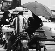 昨日，鄭州市鄭州花園路與農(nóng)業(yè)路交叉口，電動車裝傘埋下安全隱患