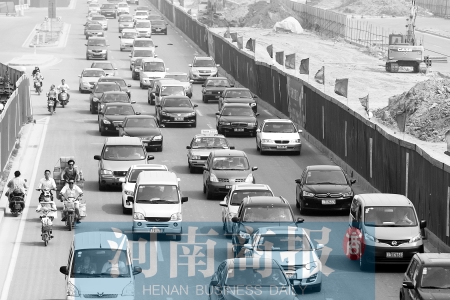 因施工封路，中州大道上的車輛行駛緩慢 王春勝/攝