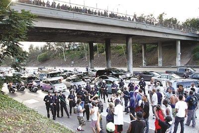 地點:美國洛杉磯。大批警察和示威者正在對峙