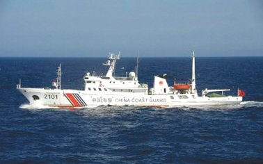 24日在釣魚島附近海域巡航的中國(guó)海警船。