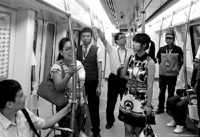 代表在體驗(yàn)運(yùn)行的地鐵。