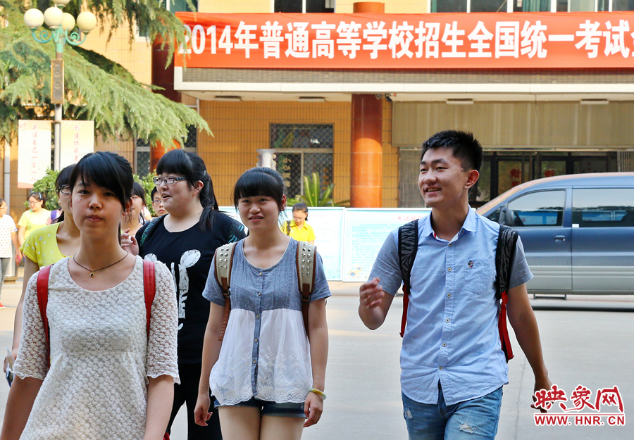 最后一門考試結(jié)束后，考生們一臉輕松的走出考場(chǎng)