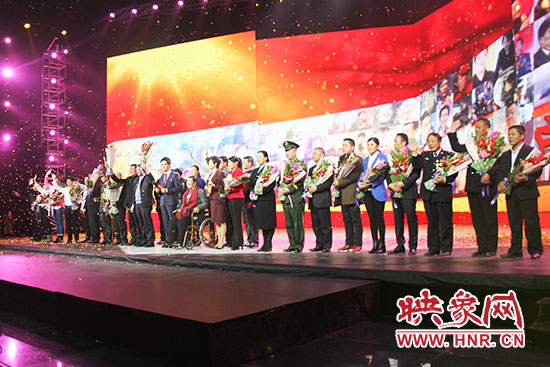 10位獲獎(jiǎng)?wù)吆?個(gè)愛心集體合影。