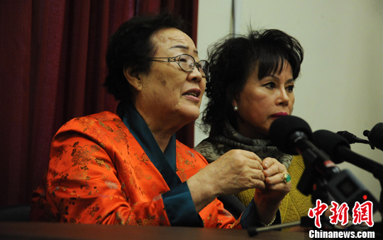 圖為慰安婦受害者李容洙（Lee Yong Soo。圖左）發(fā)表講話，要求安倍正式道歉。