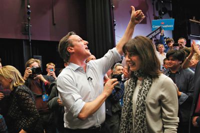 4日，英國(guó)巴斯，卡梅倫和妻子薩曼莎到一所女子學(xué)校助選。英國(guó)大選前夕，主要政黨的領(lǐng)袖們紛紛派妻子去拉選票。