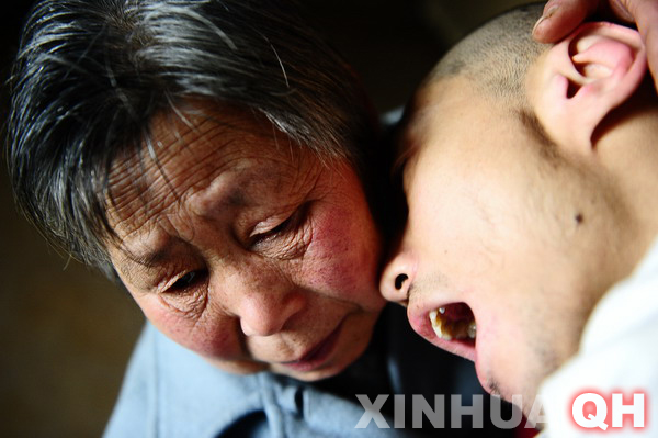 3月29日，母親邵秀景（左）同楊林在一起。