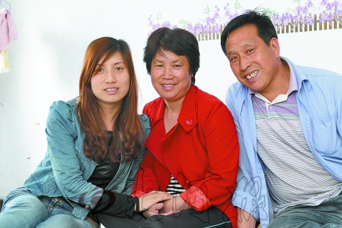 牛松玲（圖中）、郭新成夫妻和女兒