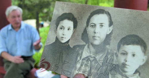 　前晚，花甲老人黎遠(yuǎn)康特意給遠(yuǎn)在哈薩克斯坦的老媽送上了母親節(jié)祝福