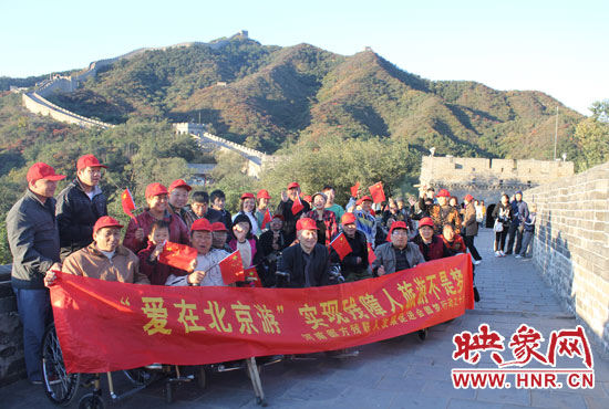 旅游對(duì)于殘疾人朋友來(lái)說(shuō)比正常人要困難許多，2011年，劉小琴帶領(lǐng)殘障朋友登上了長(zhǎng)城。