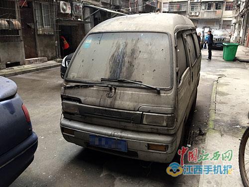 報(bào)廢大巴停綠化帶上 車內(nèi)居然還開(kāi)起了麻將桌