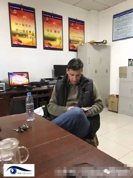 該外籍男子在派出所接受詢問。（網(wǎng)友供圖）