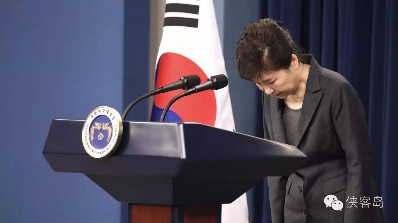 “任憑風(fēng)吹浪打，我自巋然不動(dòng)”，樸槿惠對于這句詩應(yīng)該是心有戚戚焉。