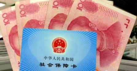 從今年1月1日開(kāi)始，原有的失業(yè)保險(xiǎn)費(fèi)率是1.5%的有22個(gè)省份，包括新疆生產(chǎn)建設(shè)兵團(tuán)，可以在確保失業(yè)保險(xiǎn)金按時(shí)足額發(fā)放、穩(wěn)崗補(bǔ)貼順利實(shí)施的基礎(chǔ)上，可以降低0.5個(gè)百分點(diǎn)。個(gè)人的費(fèi)率不超過(guò)單位的費(fèi)率。