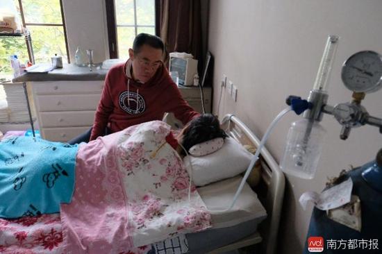 氧氣的轟隆聲，一刻不停地在這個(gè)家里“吵”了九年多。（羅逸爵 攝）