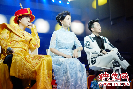 當(dāng)晚產(chǎn)生的冠亞軍，陳琨（中）、劉雯（右）、郭嘉寧