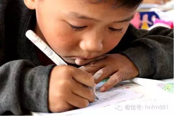 小手黑黑的，像是很少洗