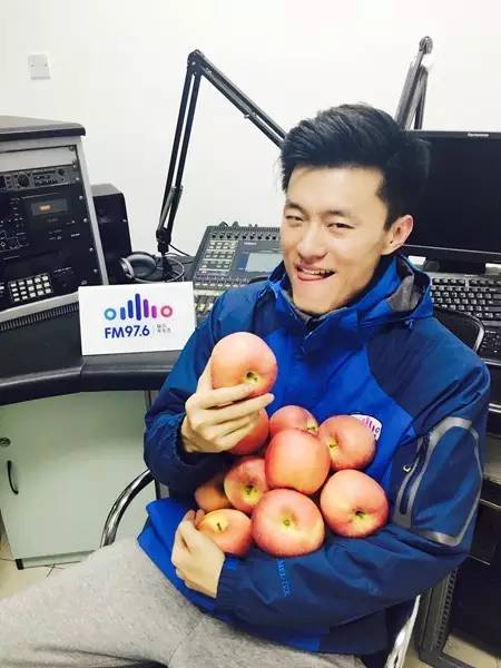 要不你跟我一身裸吧？來嘛來嘛……