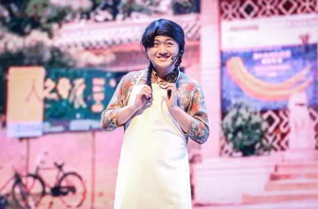 小品《那些年我們錯過的一支舞》，主播樂天、張嵩的裝扮你給打幾分？