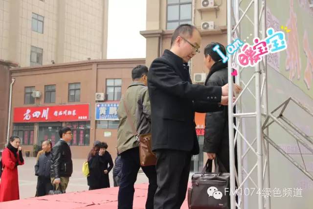 寒江副總監(jiān)親力親為，事無(wú)巨細(xì)。偶像真是暖暖惹人愛(ài)呢！