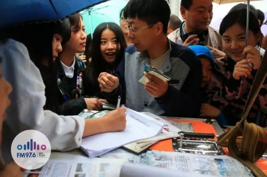 現(xiàn)場觀眾被臺上的浪漫氣氛感染，紛紛報名參加現(xiàn)場表白。