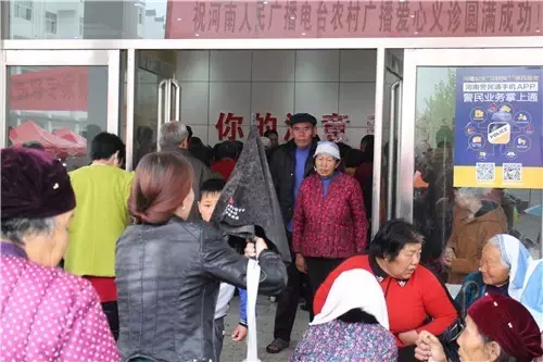 現(xiàn)場真是的人山人海，只能用太火爆三個字形容了！