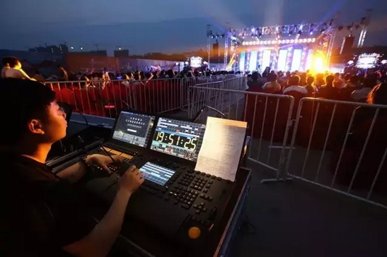 嚴謹?shù)囊繇懤蠋?，晚會的效果全在他的控制之?nèi)。