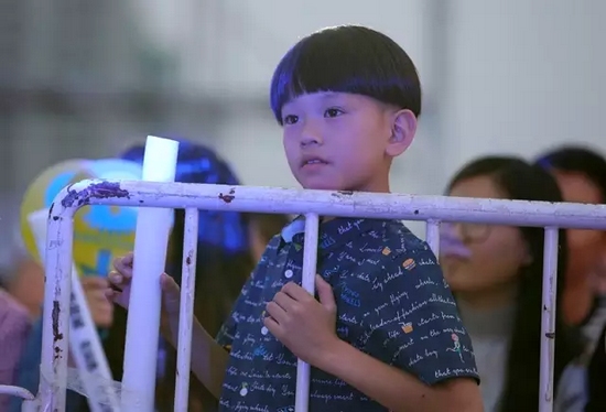 正是你們的笑容，才讓我們有了繼續(xù)前行的動力，哪怕風(fēng)雨兼程。