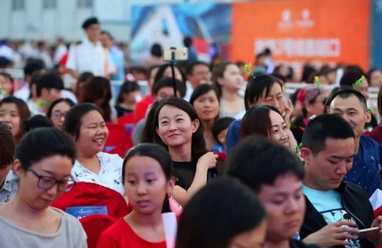 正是你們的笑容，才讓我們有了繼續(xù)前行的動力，哪怕風(fēng)雨兼程。