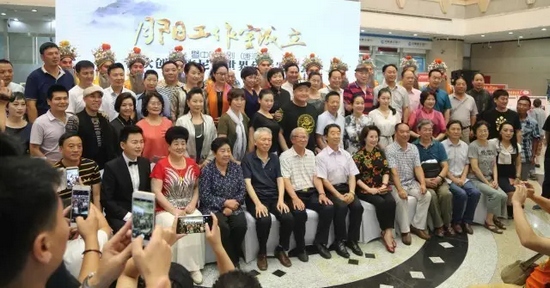 諸多藝術(shù)家和社會(huì)各界人士以及唐派弟子、戲迷到場(chǎng)祝賀