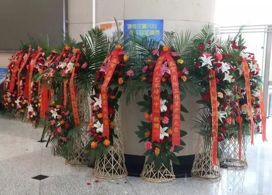 “月陽(yáng)工作室”團(tuán)隊(duì)成員、戲曲志愿者及社會(huì)各界送來(lái)的祝?；ɑ@