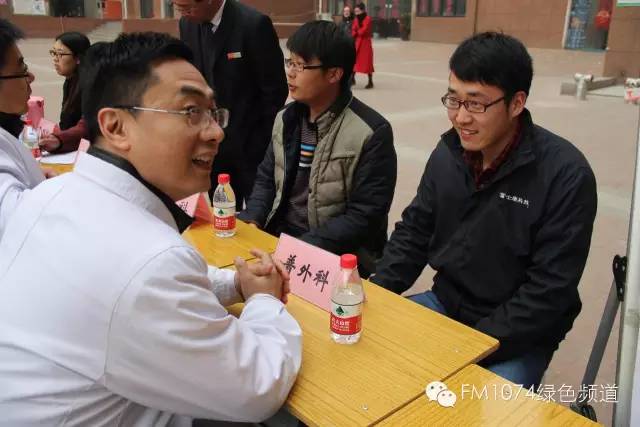 看這位小伙兒，跟我們的醫(yī)生都聊嗨了……